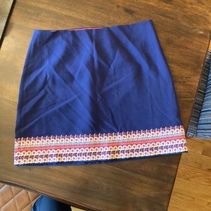 NEW WITHOUT TAGS VINEYARD VINES NAVY MINI SKIRT WITH PINK & WHITE HEAVY BORDER